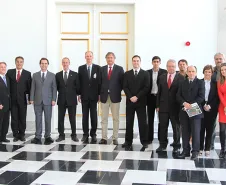 O Governo do Paraná lançou nesta segunda-feira (22) o novo site do Departamento de Trânsito do Paraná e o serviço de renovação automática da Carteira Nacional de Habilitação. Grupo da Celepar e Detran que participaram da solução lançada hoje. Na foto, as presenças do secretário José Richa Filho e do deputado Wilson Quinteiro, segundo e terceiro da esquerda para direita, respectivamente