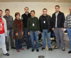 Equipe da Celepar responsável pela emissão de 2ª via do CRLV, emissão definitiva e 2ª via da CNH, além do desenvolvimento de aplicativos para o portal móbile (m.pr.gov.br) que disponibiliza informações do Detran. Da esquerda para a direita:
Paiva, Mário, Teresinha, Leandro, Tanamati, Dawan, Fantini e Leonardo, funcionários da Gerência de Desenvolvimento de Sistemas