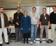 Carlos, Guilherme, Christianne, Fabiano, Jonathas, Joserley e, ao fundo, Alfredo. Equipe da Gerência de Serviços de Comunicação Multimídia, responsável na Celepar pelo desenvolvimento de aplicativos para o portal móbile (m.pr.gov.br), que disponibiliza informações do Detran