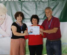 O diretor administrativo-financeiro da Celepar, Lucio Alberto Hansel é um grande incentivador da instalação da biblioteca na Associação Vida Nova. Na foto:
Claudia Vassão, Luiz Carlos Fracaro, Simone, Lucio, Sonia, Isis de Fatima Biscaia e Maria José Resmer 