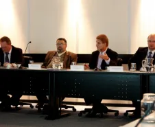 O presidente Jacson Carvalho Leite apresenta a Sala de Situação do ICI ao diretor geral da SETI, Sérgio de Jesus Vieira (esquerda), ao lado do gerente de desenvolvimento de soluções da Celepar, Elcio Jorge Marcowcz e do diretor técnico do ICI, Fabrício Zanini (direita)