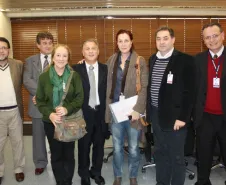 Neuri Barbieri, assessor jurídico do Teatro Guaira; José Juracy Macedo, Cleide Maria Perito do Bem, assessora do Teatro Guaira; Jacson Leite, Mônica Rischbieter, Ricardo Linhares, diretor administrativo e financeiro do Teatro Guaira e Danilo Scalet