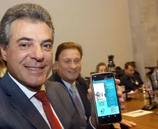 O governador Beto Richa lançou nesta terça-feira (27) o novo aplicativo do Departamento de Trânsito do Paraná voltado especialmente para quem vai fazer a primeira Carteira Nacional de Habilitação (CNH). Curitiba,27/06/2017 Foto:Jaelson Lucas / ANPr