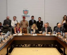 A governadora Cida Borghetti assinou nesta segunda-feira (23), durante a reunião do secretariado, no Palácio Iguaçu, um decreto que padroniza os procedimentos de atendimento e deixa de exigir dos usuários informações que já estão na base de dados do Estado. A ideia é diminuir a burocracia e facilitar o atendimento dos órgãos públicos estaduais aos cidadãos.