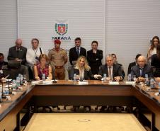 A governadora Cida Borghetti assinou nesta segunda-feira (23), durante a reunião do secretariado, no Palácio Iguaçu, um decreto que padroniza os procedimentos de atendimento e deixa de exigir dos usuários informações que já estão na base de dados do Estado. A ideia é  diminuir a burocracia e facilitar o atendimento dos órgãos públicos estaduais aos cidadãos.