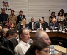 A governadora Cida Borghetti assinou nesta segunda-feira (23), durante a reunião do secretariado, no Palácio Iguaçu, um decreto que padroniza os procedimentos de atendimento e deixa de exigir dos usuários informações que já estão na base de dados do Estado. A ideia é  diminuir a burocracia e facilitar o atendimento dos órgãos públicos estaduais aos cidadãos.