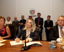 A governadora Cida Borghetti assinou nesta segunda-feira (23), durante a reunião do secretariado, no Palácio Iguaçu, um decreto que padroniza os procedimentos de atendimento e deixa de exigir dos usuários informações que já estão na base de dados do Estado. A ideia é diminuir a burocracia e facilitar o atendimento dos órgãos públicos estaduais aos cidadãos.