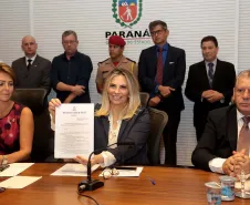 A governadora Cida Borghetti assinou nesta segunda-feira (23), durante a reunião do secretariado, no Palácio Iguaçu, um decreto que padroniza os procedimentos de atendimento e deixa de exigir dos usuários informações que já estão na base de dados do Estado. A ideia é diminuir a burocracia e facilitar o atendimento dos órgãos públicos estaduais aos cidadãos.