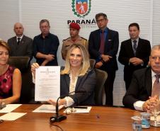 A governadora Cida Borghetti assinou nesta segunda-feira (23), durante a reunião do secretariado, no Palácio Iguaçu, um decreto que padroniza os procedimentos de atendimento e deixa de exigir dos usuários informações que já estão na base de dados do Estado. A ideia é  diminuir a burocracia e facilitar o atendimento dos órgãos públicos estaduais aos cidadãos.