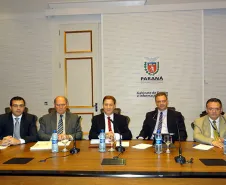 Os diretores da Celepar, Rafael Moura de Oliveira, Lucio Alberto Hansel, Jacson Carvalho Leite, Luiz Fernando Ballin Ortolani e Danilo Scalet, na reunião no GGI