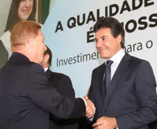 O governador Beto Richa, comprimenta o presidente da Celepar, Jacson Carvalho Leite, pelas soluções de modernização que a companhia desenvolve para a área da educação no Estado.