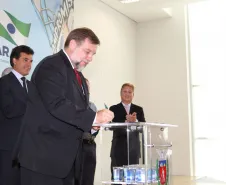 Vice-Governador Flávio Arns assina o documento de liberação de recursos para as melhorias.