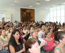 Público presente na solenidade no Palácio Iguaçu nesta segunda-feira (28/01).