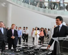 Governador Beto Richa ao lado dos equipamentos distribuídos para escolas da rede estadual.