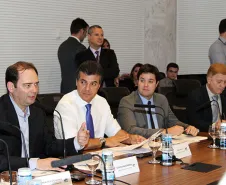 Governador Beto Richa participa do lançamento do programa Rede 399 Internet Para Todos, junto com os secretários estaduais Edson Casagrande, Assuntos Estrategicos; Guto Silva, Sub Chefe da Casa Civil; Reinhold Stephanes, Chefe da Casa Civil; Marcelo Cattani, Comunicação Social, além de prefeitos e diretores da Copel e Celepar