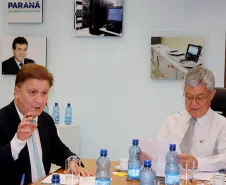 O presidente Jacson Carvalho Leite e secretário Cassio Taniguchi na reunião do Conselho de Administração da Celepar