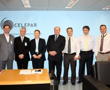 Secretário Edson Casagrande, secretário Cassio taniguchi, e os diretores da Celepar Jacson Carvalho Leite, Lucio Alberto Hansel, Luiz Fernando Ballin Ortolani, José Juracy Macedo e Danilo Scalet, ao final da reunião do Conselho de Administração da Celepar