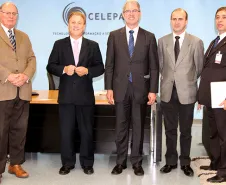 Lucio Alberto Hansel, diretor administrativo-financeiro da Celepar, o presidente Jacson Carvalho Leite, o presidente do Sindafep, Agenor Carvalho Dias, o vice-presidente do Sindafep, João Marcos de Souza e o coordenador-geral do PGP-PR, Laerzio Chiesorin Junior