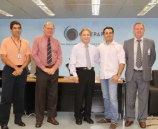 Gerente de projetos, Jeferson Pereira da Costa, o diretor administrativo-financeiro, Lucio Alberto Hansel, o presidente da Celepar, Jacson Carvalho Leite, o presidente da Amunorpi, Guilherme Costa e o assessor de mercado, Elcio Marcowcz