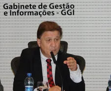 O presidente Jacson Carvalho Leite coordena a reunião com equipe da Celepar no Gabinete de Gestão e Informações (GGI), no Palácio Iguaçu