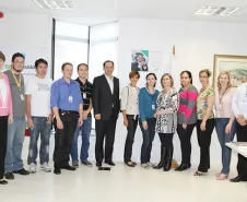 Secretário Edson Casagrande recebe na SEAE a equipe da Celepar que desenvolveu a nova versão do sistema.
Luciana Becker, Roberson Alvim Faria, Rafael Costa de Araujo, Ouphir Ozorio Pesch, Artur Menardi Nogueira Junior, Edson Casagrande, Sara Fichman Raskin, Juliana Wosniak, Clecy Maria Amadori Cavet , Danielle Carvalho dos Santos, Antoliana Pestana Tantos, Jussara Carniere e Marcelo Henrique Dias Abreu.