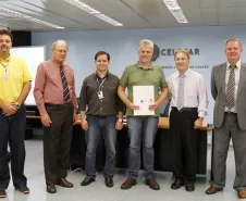 O gerente de projetos, Henrique Salatino Miorelli, o diretor administrativo-financeiro, Lucio Alberto Hansel; técnico de redes computacionais, Eduardo de Camargo Cardozo, o prefeito de Campo do Tenente, Jorge Luiz Quege, o presidente da Celepar, Jacson Carvalho Leite e
o assessor de mercado, Elcio Marcowcz