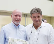 Carlos Alberto Sowek homenageado pelos seus 35 anos de serviços prestados na Celepar. 