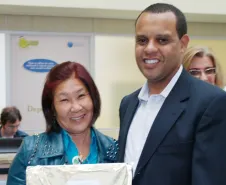 Helena Yoshiko Essumi homenageada pelos seus 35 anos de serviços prestados na Celepar. 