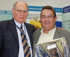 Paulo Alcion de Oliveira homenageado pelos seus 35 anos de serviços prestados na Celepar. 
