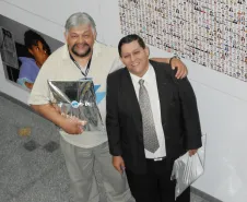 Celso Rodrigues e Douglas Jose Peixoto Azevedo, homenageados na celebração dos 49 anos da Celepar.