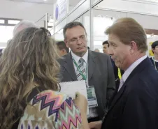 O presidente Jacson Carvalho Leite concede entrevista à imprensa no estande da Celepar