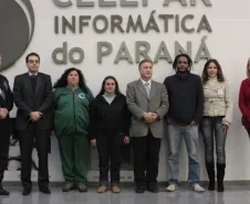Lucio Alberto Hansel, diretor administrativo-financeiro da Celepar; Rafael Moura de Oliveira, diretor jurídico da Celepar; Marilza Aparecida de Lima, presidente do Instituto Lixo e Cidadania; Simone Renata Lisboa, presidente da Associação Vida Nova de Materiais Recicláveis; Jacson Carvalho Leite, presidente da Celepar; Tião Santos, representante nacional dos catadores de materiais recicláveis; Cláudia Vassão, coordenadora do programa de gestão de resíduos sólidos da Celepar e Leila Maria Zen,