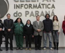 Lucio Alberto Hansel, diretor administrativo-financeiro da Celepar; Rafael Moura de Oliveira, diretor jurídico da Celepar; Marilza Aparecida de Lima, presidente do Instituto Lixo e Cidadania; Simone Renata Lisboa, presidente da Associação Vida Nova de Materiais Recicláveis; Jacson Carvalho Leite, presidente da Celepar; Tião Santos, representante nacional dos catadores de materiais recicláveis; Cláudia Vassão, coordenadora do programa de gestão de resíduos sólidos da Celepar e Leila Maria Zen,