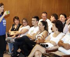 O secretário da fazenda, Mauro Ricardo, acompanhado pleo secretário de comunicação, Márcio Villela e demais autoridades, entrega prêmio do programa Nota Paraná.Curitiba, 17/02/2017Foto: Júlio César Souza / SEFA