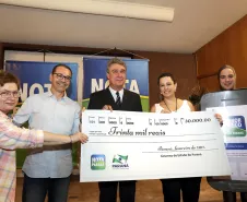 O secretário da fazenda, Mauro Ricardo, acompanhado pelo secretário de comunicação, Márcio Villela e demais autoridades, entrega prêmio do programa Nota Parana.Curitiba, 17/02/2017Foto: Júlio César Souza / SEFA
