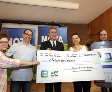 O secretário da fazenda, Mauro Ricardo, acompanhado pelo secretário de comunicação, Márcio Villela e demais autoridades, entrega prêmio do programa Nota Parana.Curitiba, 17/02/2017Foto: Júlio César Souza / SEFA