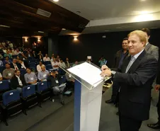 O secretário para Assuntos Estratégicos, Edson Casagrande e o presidente da Celepar, Jacson Carvalho Leite, assinam protocolo de intenções, para instalação da Rede 399 de internet para todos.Curitiba, 26-03-14.Foto: Arnaldo Alves / ANPr.