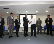 O secretário para Assuntos Estratégicos, Edson Casagrande e o presidente da Celepar, Jacson Carvalho Leite, assinam protocolo de intenções, para instalação da Rede 399 de internet para todos.Curitiba, 26-03-14.Foto: Arnaldo Alves / ANPr.