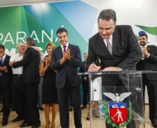 Governador Beto Richa, da posse ao novo Presidente da Cohapar, Abelardo Lupion, acompanhado pelos, Secretário da Casa Civil, Eduardo Sciarra, Secretário da Agricultura e Abastecimento, Norberto Ortigara, Secretária do Trabalho e Desenvolvimento Social, Fernanda Richa, Secretário de Planejamento, Silvio Barros, Presidente da Sanepar, Mounir Chaowiche, Presidente da Fomento, Juracy Barbosa Sobrinho e demais autoridades.Curitiba, 05/02/2015Foto: Pedro Ribas / ANPr