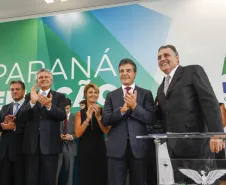 Governador Beto Richa, da posse ao novo Presidente da Cohapar, Abelardo Lupion, acompanhado pelos, Secretário da Casa Civil, Eduardo Sciarra, Secretário da Agricultura e Abastecimento, Norberto Ortigara, Secretária do Trabalho e Desenvolvimento Social, Fernanda Richa, Secretário de Planejamento, Silvio Barros, Presidente da Sanepar, Mounir Chaowiche, Presidente da Fomento, Juracy Barbosa Sobrinho e demais autoridades.Curitiba, 05/02/2015Foto: Pedro Ribas / ANPr