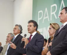 Governador Beto Richa, da posse ao novo Presidente da Cohapar, Abelardo Lupion, acompanhado pelos, Secretário da Casa Civil, Eduardo Sciarra, Secretário da Agricultura e Abastecimento, Norberto Ortigara, Secretária do Trabalho e Desenvolvimento Social, Fernanda Richa, Secretário de Planejamento, Silvio Barros, Presidente da Sanepar, Mounir Chaowiche, Presidente da Fomento, Juracy Barbosa Sobrinho e demais autoridades.Curitiba, 05/02/2015Foto: Pedro Ribas / ANPr