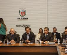 Governador Beto Richa lança o aplicativo "Menor Preço - Nota Paraná" e entrega prêmios do programa. Presentes os secretários estaduais, da Fazenda, Mauro Ricardo Costa e da Comunicação Social, Marcio Villela, presidente da Celepar, Jacson Carvalho, presidente da Assembleia Legislativa, deputado Ademar Traiano e os deputados estaduais Marcio Paulik e Claudia Pereira. Curitiba, 29/11/2016. Foto: Pedro Ribas/ANPr