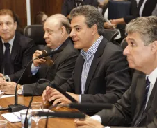 Governador Beto Richa lança o aplicativo "Menor Preço - Nota Paraná" e entrega prêmios do programa. Presentes os secretários estaduais, da Fazenda, Mauro Ricardo Costa e da Comunicação Social, Marcio Villela, presidente da Celepar, Jacson Carvalho, presidente da Assembleia Legislativa, deputado Ademar Traiano e os deputados estaduais Marcio Paulik e Claudia Pereira. Curitiba, 29/11/2016. Foto: Pedro Ribas/ANPr