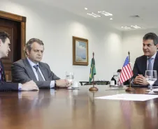 Governador Beto Richa durante audiência com o reitor da Escola de Políticas Públicas da Universidade de Chicago, prof. Daniel Diermeier, acompanhado pelo secretário do Desenvolvimento Urbano, Ratinho Junior e do deputado estadual Guto Silva. Curitiba, 30/11/2015. Foto: Pedro Ribas/ANPr