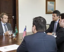 Governador Beto Richa durante audiência com o reitor da Escola de Políticas Públicas da Universidade de Chicago, prof. Daniel Diermeier, acompanhado pelo secretário do Desenvolvimento Urbano, Ratinho Junior e do deputado estadual Guto Silva. Curitiba, 30/11/2015. Foto: Pedro Ribas/ANPr