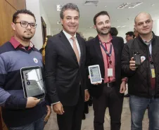 Governador Beto Richa lança o aplicativo Detran Fácil, acompanhado pelo diretor do Detran, Marcos Traad, pelo secretário chefe da Casa Civil, Valdir Rossoni e pelo presidente da Celepar, Jacson Carvalho Leite. Curitiba, 21/07/2016.