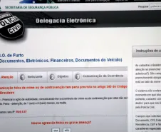 Os policiais que trabalham na Delegacia Eletrônica do Paraná fizeram um total de 134.618 atendimentos durante o ano de 2013. No ano anterior foram 125.782 registros gerados a partir do contato do cidadão com a Polícia Civil, por meio do site: www.delegaciaeletronica.pr.gov.br.