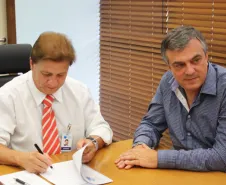 Presidente Jacson Carvalho Leite assina o primeiro contrato de prestação de serviço entre a Celepar e a Compagas