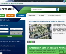 Os serviços online do Departamento de Trânsito do Paraná foram usados por mais de 665 mil pessoas desde o lançamento do sistema Detran Fácil, em 2011.  O número de acessos mais que dobrou ano a ano e superou a expectativa do Governo do Estado, fechando 2013 com mais de 460 mil serviços realizados. Foto: Paulo Rosa/Detran