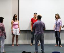A superintendente de gestão de sistemas de saúde, Márcia Huculak apresenta o projeto ao secretário Michele Caputo, ao presidente Jacson Carvalho Leite e equipe da Celepar responsável pelo atendimento da SESA